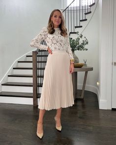 What To Wear - A Style Guide for Every Occasion and Season Pleated Skirt Outfit Formal, Cream Skirt Outfit, White Pleated Skirt Outfit, Pleated Skirt Outfit Ideas, Pleated Skirt Outfits, Pleaded Skirt, Skirt Outfit Ideas