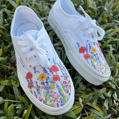 Get floral with these custom Vans Authentic sneakers. We buy each pair of blank shoes BRAND NEW from the Vans retail store. The ink is permanent and will never come off. Made in the USA. This price includes everything: shoes, artwork, and shipping. Thanks for stopping by our Etsy shop! Please message us with any questions! Sizes listed are in US sizing scale. If you have any issues with your order, please feel free to reach out to us and we will be more than glad to help you! Note: Blvd Custom is in no way affiliated with any of the shoe brands or companies that are featured on our website. Each pair of shoes is ordered lawfully bought at retail price. Painted White Vans, Painted Vans Ideas, Custom Slip On Vans, Vans For Men, Shoe Art Designs, Shoes Artwork, Doodle Shoes, Vans Authentic Shoes, Shoes Painting