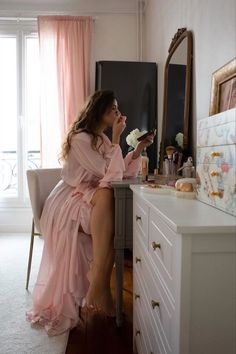 Feminine Women, Foto Poses, Classy Aesthetic, Princess Aesthetic, Future Lifestyle, Feminine Aesthetic, Mode Inspo, Feminine Outfit, A Mirror