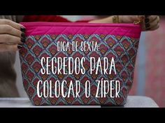 a woman holding a pink bag with the words segredos para colocar o zipper