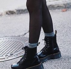 Solovair Outfit, Dr Martens Outfit, Jadon Boots, New Rock, Doc Martens, Casual Fall Outfits, Look Chic, Punk Fashion