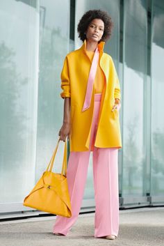 Color Knowledge, Colour Combinations Fashion, Mode Tips, Color Blocking Outfits, Yellow Coat, Color Combinations For Clothes, Afro Style, Resort 2020, Color Mix