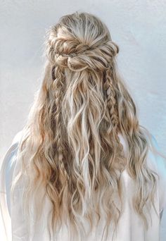 Boho Party Hairstyles, Boho Hair Half Up, Festival Wedding Hairstyles, Vikings Wedding Hair, Boho Braided Half Up Hairstyles, Wedding Braid Hairstyles For Long Hair Half Up Half Down, Boho Bridal Hair Down With Braid, Braids And Hair Jewelry, Long Hair Wedding Styles Half Up Boho Braid