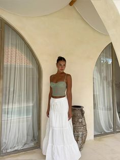 Europe Outfits Summer European Vacation, White Linen Trousers Outfit, Church Summer Outfits, Sicily Outfits, Spain Summer Fashion, Uk Summer Outfits, Bali Outfit, Thailand Outfit, Holiday Outfits Summer