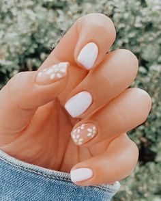 Wedding Nails Simple Short, Short Gel Nails With Flowers, Flower Nails Acrylic Short, Short Nail Designs Minimal Spring, Simple Nails Flower Design, Nails Professional Work Classy, Simple Graduation Nails Short, Simple Flowers Nails