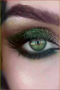 Eyeshadow Ideas for Green Eyes Beautiful Shades! Green Eye Shadow Looks, Natural Eyeshadow Looks, Holiday Makeup Looks, Natural Eyeshadow, How To Apply Eyeshadow, Green Eyeshadow, Lots Of Makeup, Holiday Makeup, Natural Eyes