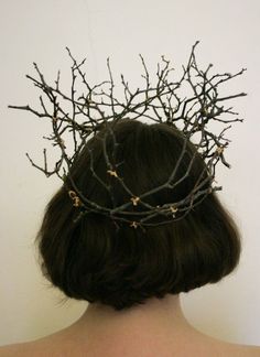 Image result for twigs and leaves in hair avant garde Stick Crown Diy, Stick And Leaf Crown, Twig Flower Crown, Twig Crown Diy, Witch Crown Diy, Yule Crown, Earth Crown, Stick Crown, Branch Crown