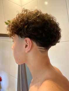 Low Fade Curly Hair, Curly Hair Taper, Curly Taper Fade, Low Taper Fade Haircut, Mens Hairstyles Curly, Male Haircuts Curly