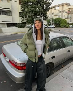 Outfits With Outerwear, White Nike Cap Outfit, Big Jackets Outfits, Girly Hoodie Outfit, What To Wear In Freezing Weather, Simple Outfits Streetwear, Winter Urban Outfits Woman, Puffer Jacket Hoodie Outfit, Streetwear Cold Weather