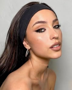 Black Headbands, Maquillage On Fleek, Day Makeup Looks, Holiday Makeup Looks, Rose Marie, Edgy Makeup, Winter Makeup, Celebrity Makeup Artist, Make Up Inspo