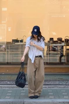 casual outfit inspo Urban Chic Outfits, Wide Leg Trousers Outfit, Baggy Clothes, How To Pose, Korea Fashion, Kpop Fashion Outfits, Casual Style Outfits, Comfy Outfits