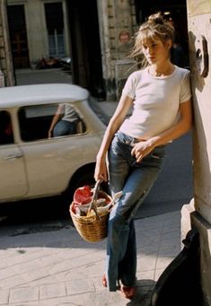 casual outfit Jane Birkin Style Jane Birkin, French Style Icons, Jane Birkin Style, Fashion 60s, Rok Midi, Sandal Tali, 70s Women, Paris Summer, Serge Gainsbourg