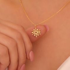 Embrace the beauty of winter with this exquisite 14K gold-plated snowflake necklace. Perfect for the holiday season or year-round wear, this necklace adds a touch of elegance and sparkle to any look. ❄️✨ ✨ 14K Gold Plated - High-quality finish that's durable and tarnish-resistant, maintaining a radiant shine ❄️ Snowflake Design - Delicate and intricate, inspired by the beauty of a unique winter snowflake 🎁 Ideal Gift - Great for Christmas, birthdays, or any special occasion for someone who loves winter or timeless designs 🔗 Adjustable Chain - Versatile length to complement various necklines and styles 🌟 Minimalist Elegance - A subtle yet stylish statement piece that elevates both casual and formal outfits Celebrate winter with this elegant snowflake necklace, a beautiful reminder of the Winter Gold, Winter Necklace, Elegant Snowflake, Snowflake Necklace, Winter Jewelry, Beauty Of Winter, Necklace Elegant, Jewelry Minimalist, Snowflake Design