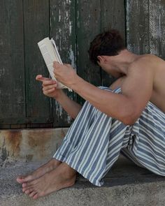 Colin Bridgerton Aesthetic, Bridgerton Aesthetic, Colin Bridgerton, Man Reading, Julia Quinn, Beach Reading, Old Money Aesthetic, Make Things, Summer Boy