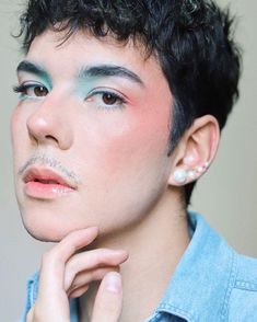 Makeup Ideas For Men, Androgynous Makeup, Mud Makeup, Men Wearing Makeup, Blue Eyeshadow Looks, Cool Makeup Looks, Ethereal Makeup