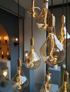 many light bulbs are hanging from the ceiling