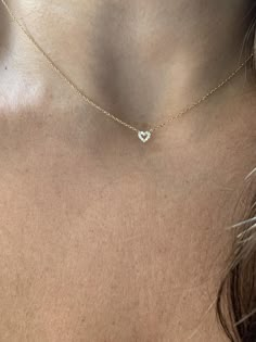 Dainty Necklace For Girlfriend, Minimalist Heart Necklace, Small Dainty Necklaces, Pretty Heart Necklace, Gold Necklace Aesthetic Simple, Small Gold Heart Necklace, Simple Dainty Necklace, Gold Necklace For Girlfriend, Dainty Necklace Aesthetic