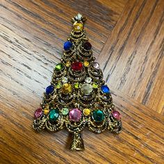 Vintage Classic Hollycraft Christmas Tree Brooch Gold Tone Multi Colored Rhinestones In Great Condition Winter Solstice, Jewelry Vintage, Red Gold, Multi Colored, Vintage Christmas, Brooches, Vintage Jewelry, Gold Tones, Christmas Tree