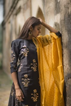 latest dupattas for salwars Salwar Suit Poses, Suit Poses, Keep Me Stylish, Indian Closet, Eastern Dresses, Designer Punjabi Suits, Salwar Dress, Stylish Photo Pose