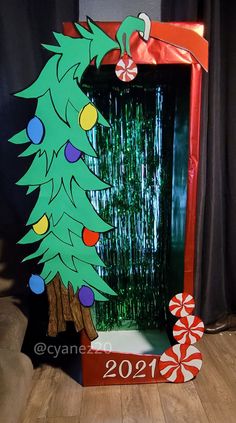 Cardboard Christmas photobooth for parties. Decor Photobooth, Christmas Classroom Door, Grinch Christmas Party, Whoville Christmas, Door Decorating Contest, Christmas Photo Booth, Kids Christmas Party, Tanah Liat