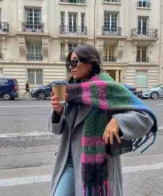 Nyc Fashion Winter, New York Winter Fashion, Winter Christmas Outfits, Flower Picking, Oversize Coat, Fly Outfit, Instagram Coffee, Coffee Run