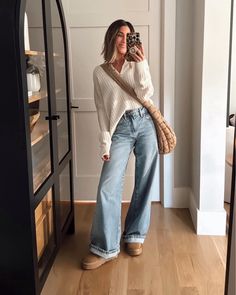 Light Jean Winter Outfits, Casual Sweater And Jeans Outfit, Outfits For Cold Weather Casual, Wide Leg Jeans Work Outfit, Aesthetic Mom Outfits, How To Style Wide Leg Jeans Casual, Sport Mom Outfit, Converse Winter Outfit, Casual Wide Leg Jeans Outfit