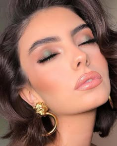 Minimal Green Makeup Looks, Makeup Idea For Green Dress, Makeup Looks For Prom Green Dress, Sage Green Makeup Look Simple, Emerald Green Makeup Looks Simple, Eyeshadow For Green Eyes Natural, Green Prom Dress Makeup, Eyeshadow Looks For Work, Prom Makeup For Brown Eyes Green Dress