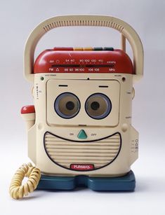 an old fashioned radio with a face on it