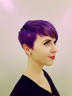 Short Purple Hair Pixie, Purple Pixie Haircut, Purple Short Hair, Purple Pixie Cut, Pixie Hair Color, Short Purple Hair, Funky Hair Colors, Light Purple Hair, Purple Pixie