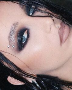 Feminine Makeup, Vampy Makeup, Show Makeup, Cool Makeup Looks, Dope Makeup, Emma Chamberlain, Eye Makeup Art, Grunge Makeup, Editorial Makeup