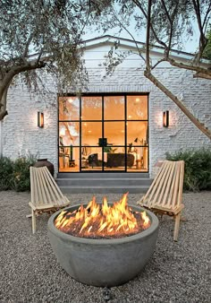 Beverly Hills Mansion, White Brick, Design Exterior, Celebrity Houses, Outdoor Fire, Outdoor Fire Pit, Casas De Ensueño, Home Exterior, Outdoor Design