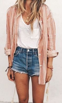 10 outfits sexys con shorts perfectos para el verano | Mujer de 10 Cover up Si buscas algo para cubrirte, te recomiendo que complementes tu outfit con un sexy kimono. Te cubrirá pero te mantendrá fresca ya que la tela es súper ligera. Si prefieres, puedes agregar una camisa. Bbq Outfits, Outfits Primavera, Denim Shorts Outfit, Trendy Summer Outfits, Mini Short, Spring Fashion Trends, Summer Fashion Trends, Mini Shorts