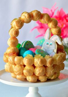 there is a cake that has been made to look like an easter basket