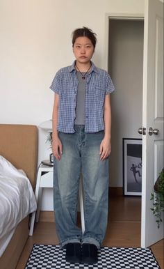 Masculine Yet Feminine Outfits, Masculine Spring Outfits, 90s College Outfit, 90s Masc Outfits, Short Masc Outfits, Button Up Street Style, Sloppy Outfits, Light Wash Jorts Outfit, Button Up Women Outfit