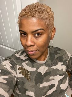 Rose Gold Pixie Haircut Black Women, Blonde Twa Black Women, Honey Blonde Twa, Honey Blonde Pixie Haircut Black Women, Honey Blonde Pixie Cut, Curly Twa, Tapered Hairstyles, Blonde Twa, Big Chop Natural Hair