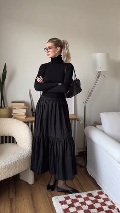 Autumn Workwear Women, Turtle Neck Outfits Aesthetic, Chic Modest Outfits Aesthetic, Black Poplin Skirt Outfit, Black Maxi Dress Outfit Ideas Fall, Modest Business Attire, Black Modest Outfits, Black Maxi Skirt Outfit Fall, Maxi Skirt Work Outfit