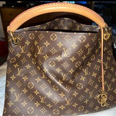 Used But In Great Condition. Does Have A Few Pen Marks Inside But They Can Probably Be Cleaned (Just Haven’t Tried). Photos Of Marks Are Attached. The Artsy Mm Embodies Understated Bohemian Style. Louis Vuitton's Iconic And Divinely Supple Monogram Canvas Is Enhanced By Rich Golden Color Metallic Pieces And An Exquisite Handcrafted Leather Handle. Product Details 16.1 X 12.6 X 8.7 Inches (Length X Height X Width) Monogram Coated Canvas Natural Cowhide-Leather Trim Microfiber Lining Gold-Color Hardware Large Inside Zipped Pocket 6 Inside Flat Pockets (3 On Each Side) Keybell With Key Ring And Hook 4 Protective Bottom Studs Handle:Single Retails For $2500 No Box But Dust Bag Is Included Elegant Bag With Leopard Print And Gold-tone Hardware, Louis Vuitton Artsy Mm, Louis Vuitton Artsy, Elegant Leopard Print Bag With Gold-tone Hardware, Louis Vuitton Keepall Vintage, Leopard Print Bag With Gold-tone Hardware And Top Handle, Leopard Print Leather Bag With Gold-tone Hardware, Golden Color, Handcrafted Leather