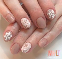 Ginger Bread Man Nail, Christmas Luminary Nails, Neutral Nails Christmas, Gingerbread Nail Ideas, Christmas Nail Art Ideas & Design, Nude Nails Christmas, Natural Nail Designs Christmas, Neutral Christmas Nail Designs, Muted Christmas Nails