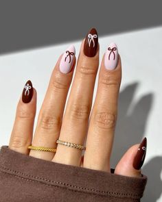 @thenailologist on instagram Fall Nails Inspiration Simple, Cute Fall Nail Designs For Short Nails, Nails Design November, Fall Into Christmas Nails, Christmas And Fall Nails, Fall Nails Cute Simple, Fall Nails Almond Short, Fall Cute Nails Ideas, Nails Acrylic Fall Short