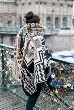 BABY, IT'S COLD OUTSIDE | INSPIRATION - Mes Voyages à Paris Look Hippie Chic, Boho Mode, Boho Scarf, Hippie Outfits, Mode Inspiration, Winter Wear, Look Fashion, Autumn Winter Fashion