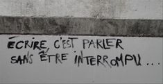 graffiti on the side of a building reads ecre cet paker sans ete interempl