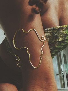 Cute, comfortable arm cuff in the shape of Africa. The item comes in 5 different sizes, you can base your size off whatever shirt size you wear. I were a small shirt so the cuff I have on in the photo is a small! To adjust the size you can squeeze or loosen the wire. The wire is sturdy but malleable! You can also increase or decrease the size of the spiral based on how close you want it to the continent! Please message me with any questions! *NOTE* both wires are sturdy but the the gold is by fa Arm Cuff Jewelry, Dope Jewelry Accessories, Earthy Jewelry, Earthy Outfits, Cuff Jewelry, Jewelry Accessories Ideas, Dope Jewelry, Jewelry Fashion Trends, Arm Cuff