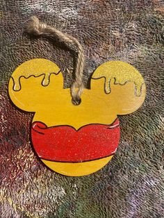 Hand painted wood ornament Diy Disney Ornaments, Disney Felt Ornaments, Disney Christmas Diy, Disney Ornaments Diy, Minnie Mouse Crafts, Painted Wood Crafts, Disney Applique, Disney Christmas Decorations, Disney Christmas Ornaments