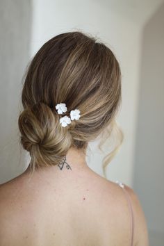 A stunning set of 3 hair pins. Each set comes with 3 pins each featuring a combination of a ceramic flower and faux pearl. Scatter these pins in a bridal bun, half up hairstyle or a pinned back look for an effortless, garden wedding look. flower and pearl are attached with gold wire and secured onto a gold bobby pin. Half Up Hairstyle, Pearl Pins, Bridal Bun, Garden Weddings, Pearl Pin, Pearl Hair Pins, Bow Hair Accessories, Wedding Look, Bobby Pin