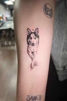 a dog is shown on the arm of a person with a name tattooed to it