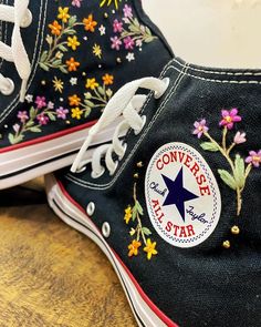 Embroidery Shoes Ideas, Embroidery On Sneakers, Converse Embroidery Ideas Easy, Painting On Converse, Embroidered Black Converse, Black Converse Embroidery, Shoe Embroidery Ideas, Converse Embroidery Ideas, Embroidery On Shoes