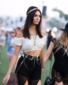 Segundo fim de semana de Rock in Rio chegou. Além da escolha do outfit, cabelo e make fazem toda a diferença e podem ser o ponto alto do seu look Festival Trends, Fest Outfits, Mode Hippie, Festival Inspiration, Mode Boho