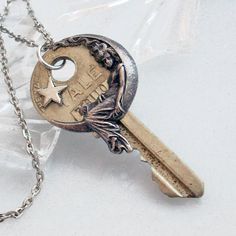 embellished key Key Necklace Vintage, Vintage Jewelry Diy, Moon Vintage, Diy Key, Key Pendant Necklace