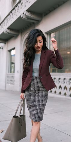 Spring Outfit Women, Petite Work Outfits, Work Outfit Inspiration, Business Professional Outfits, Burgundy Blazer, Lawyer Outfit, Professional Work Outfit, Office Outfits Women, Mode Casual