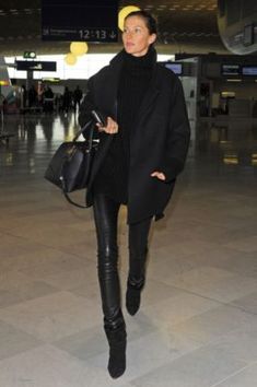 airport look Black Leather Pants, Gisele Bundchen, Celebrity Street Style, All Black Outfit, Mode Inspo, Looks Chic, Dakota Johnson, Outfits Casual, Look Chic